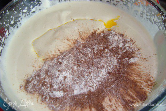 Просеянные муку и какао вместе с растопленным сливочным маслом вводить в яичную массу лучше в 3 приема. Аккуратно перемешивать лопаткой, не круговыми движениями, а снизу-вверх.