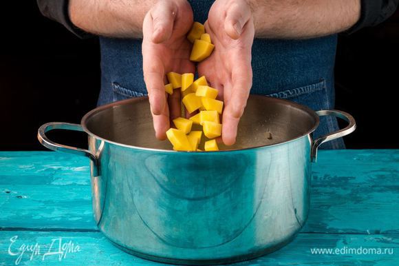 Картофель нарезать кубиками, добавить к луку. Влить необходимое количество воды. Ориентируйтесь по объему кастрюли.