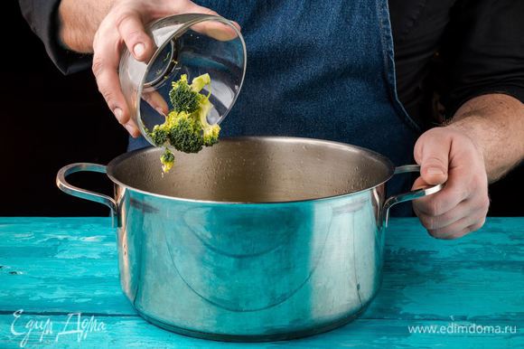 Брокколи промыть и разобрать на соцветия. Когда вода с картофелем вскипит, добавить брокколи. Варить 10 минут.