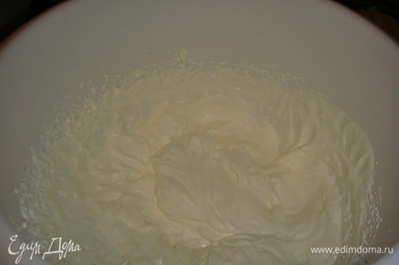 Для крема взбить охлажденные сливки в холодной посуде охлажденными венчикоми до устойчивых пиков.