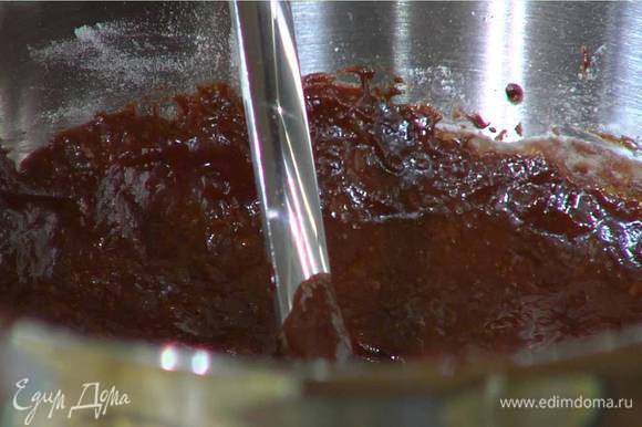 Муку перемешать с разрыхлителем и солью, добавить в шоколадную массу и вымешать лопаткой.