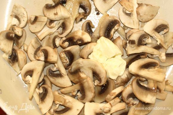 Грибы нарезать пластинами и обжарить на растительном и сливочном масле «Домик в деоевне» до золотистого цвета. Добавляем соль, перец. Перекладываем грибы в тарелку.