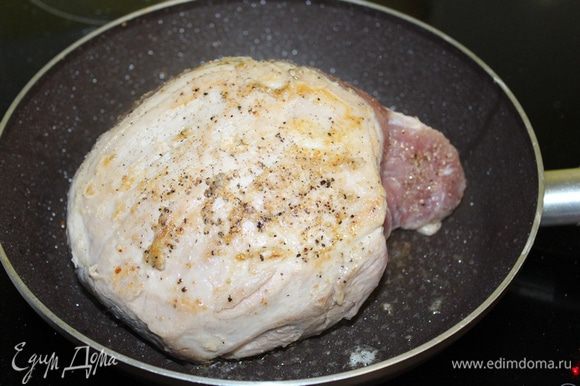 В сковороде подрумянить мясо со всех сторон (на небольшом количестве растительного масла).