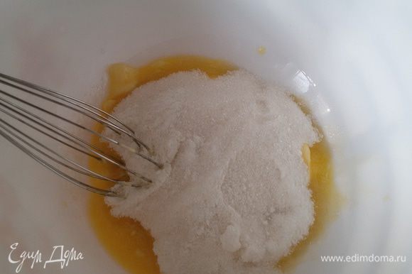 В отдельной миске при помощи венчика смешиваем мягкое масло и сахар (в том числе и ванильный) до однородной консистенции.
