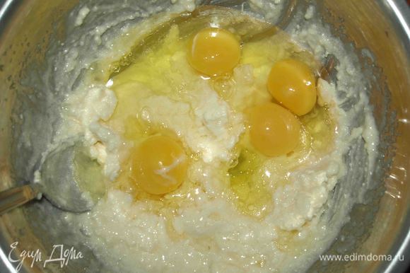 Соединить растительное, размягченное сливочное масло и смешать с сахаром. Добавить яйца, соль и взбить.