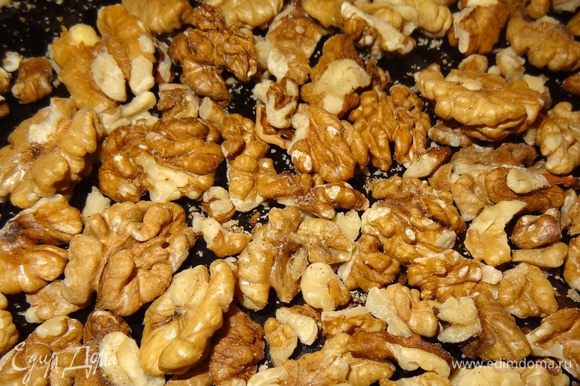 Очищенные орехи подсушить на сухой сковороде, измельчать их не нужно.