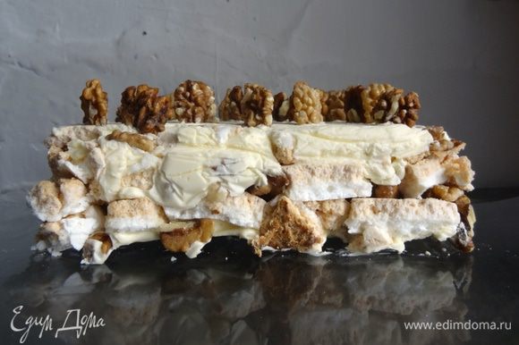 Разные по структуре кусочки меренги добавляют торту своеобразный вкус, а орехи приятно оттеняют сладость сливочного крема.