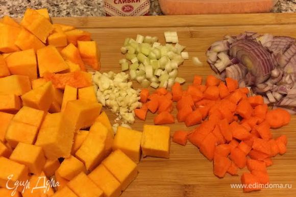 Овощи нарезать кубиками. Для этого супа лучше брать колотую чечевицу.