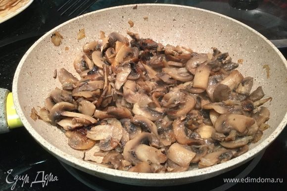 Для грибной начинки: мелко нарежьте лук, тонко нашинкуйте шампиньоны. На разогретую сковороду налейте растительное масло и обжарьте лук, добавьте грибы, посолите, жарьте до испарения жидкости и образования золотистой корочки.