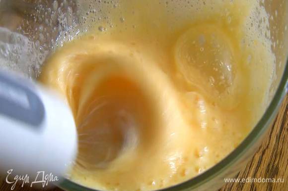 Яйца перемешать с сахарной пудрой и взбить блендером с насадкой-венчиком в пышную, воздушную массу, затем, продолжая взбивать, тонкой струйкой влить молочно-шоколадную массу.