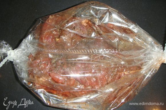 Мясо переложить в рукав для запекания, вылить к нему оставшийся маринад. Запекать в разогретой до 180°С 1 час 45 минут.