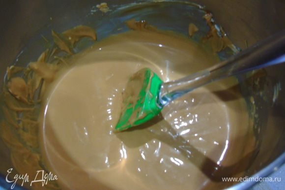 Для крема: сливочное масло взбиваем с вареной сгущенкой, 3 — 4 ст. л. крема откладываем.