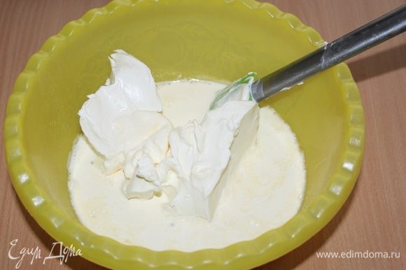 В миске растереть яйца с сахаром. Добавить творожный сыр, сливки, перемешать на низкой скорости.