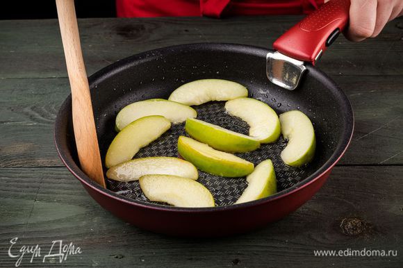 Разогреть в сковороде растительное масло и прогревать яблоки на небольшом огне.