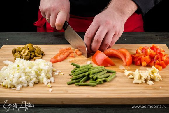 Нарезаем все овощи: перец, помидор, лук, фасоль, чеснок и оливки.
