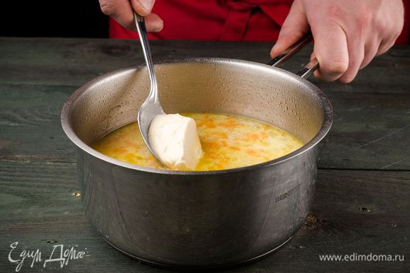 Добавить плавленый сыр и растворить его.