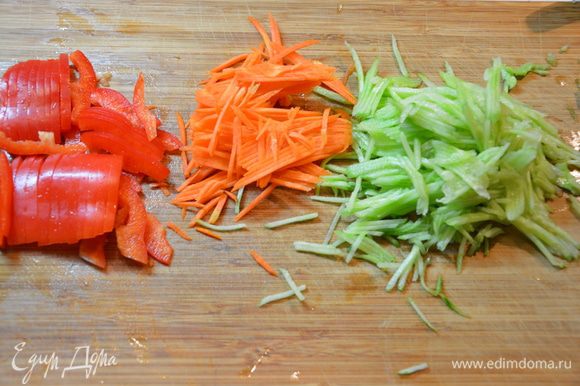 Болгарский перец нарезать соломкой. Берем половину длинного огурца и половину моркови и также режем соломкой. Можно натереть на терке.
