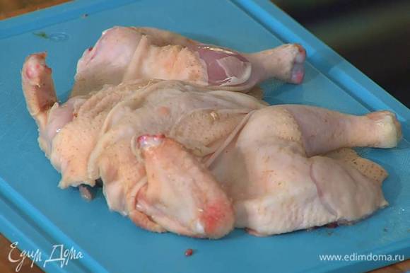 Из тушки цыпленка вырезать хребет, распластать ее на рабочей поверхности кожей вверх и отбить тыльной стороной ладони.
