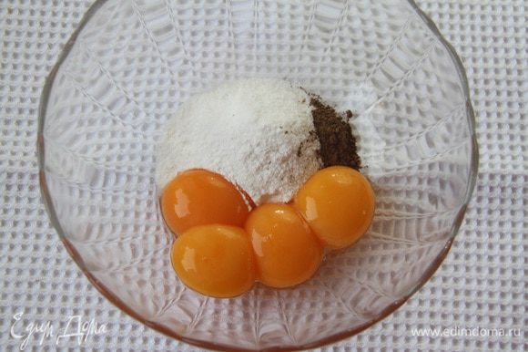 Для крем-брюле соединить 4 желтка с 3 ст. л. сахарной пудры, добавить 1/2 ст. л. молотой корицы (или заменить на семена ванили).