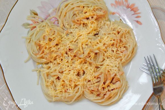 На тарелку выложить горячие спагетти, сверху горячие кальмары в сливочном соусе и посыпать тертым сыром. Сразу подавать к столу. Приятного аппетита!