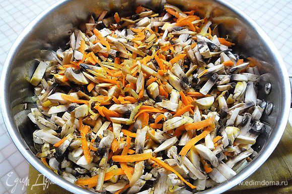 Добавляем одну, натертую на крупной терке морковь и нарезанные соломкой шампиньоны, солим, перчим и доводим до готовности.