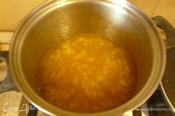 В кастрюлю вылить бульон, добавить паприку, нут, варить 10 минут. Попробовать суп, при необходимости приправить солью и перцем.