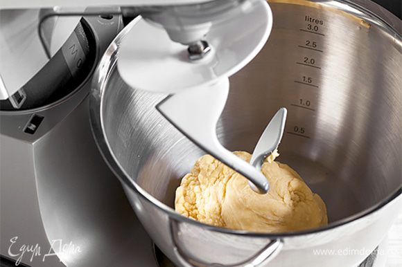 Возьмите магазинную пасту или приготовьте натуральные, свежие домашние тренетте с помощью кухонной машины KENWOOD. Для этого смешайте в чаше пшеничную муку, соль, 4 яйца и 1 желток. Замесите эластичное тесто, используя насадку крюк. Затем быстро раскатайте тесто с помощью насадки для раскатки и нарежьте его, воспользовавшись насадкой для приготовления тренетте. Приготовление домашней пасты займет всего 10–15 минут, а результат превзойдет все ваши ожидания.