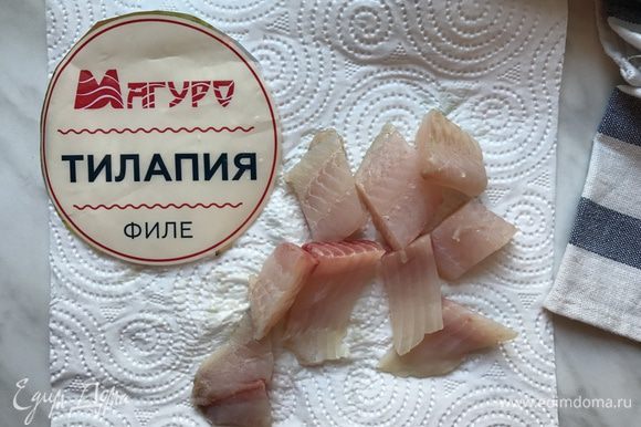 Рыбу ТМ «Магуро» нарежьте кусочками в 4 см.