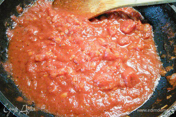 Пока варятся спагетти, приготовим соус. Для этого мелко порубить лук и чеснок и пассеровать в разогретом масле. Добавить томатную пасту и обжарить в течение минуты, влить помидоры в собственном соку, предварительно их размять. Всыпать травки и тушить соус минут 5. В конце посолить, поперчить и добавить щепотку сахара по вкусу.