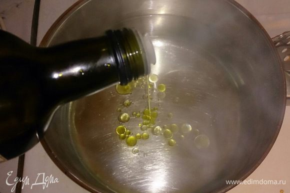 В подсоленную воду добавляем ложку оливкового масла.