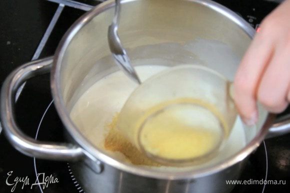 Нагреть молоко со сливками, всыпать кускус ТМ «Националь», накрыть крышкой и оставить на 5 минут.