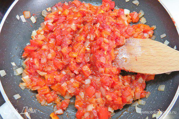Затем добавляем томатную пасту и тушим 5-8 минут.