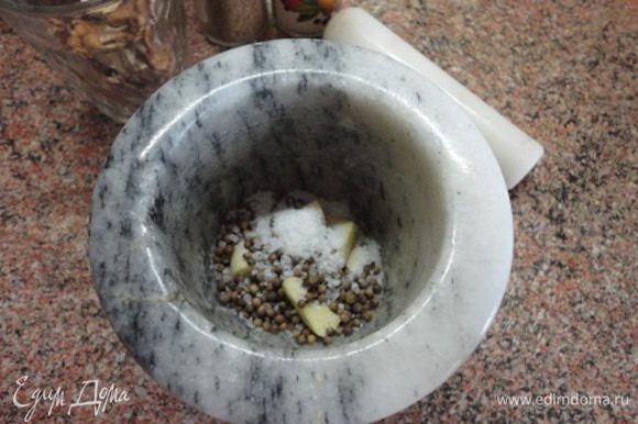 Пока лук золотится, в ступке растереть чеснок с солью и кориандром.