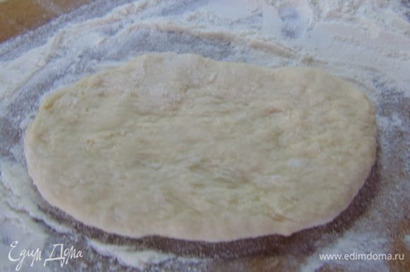 Разделите тесто на две половины, а затем каждую на 6 кусочков. Руками или скалкой растяните тесто на хорошо присыпанной мукой поверхности.