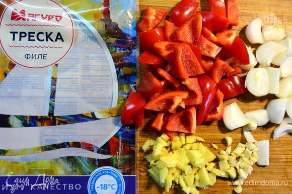 Приготовить овощи: крупно нарезать болгарский перец, белый лук нарезать вдоль, мелко нарезать корень имбиря и чеснок.