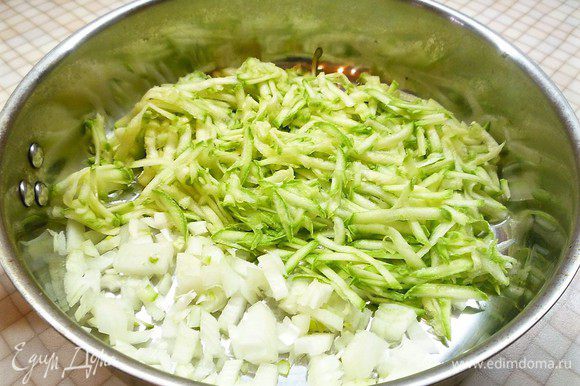 Лук мелко нарезаем, кабачок натираем на крупной терке. Обжариваем овощи на сковороде, пока не выпарится лишняя жидкость.