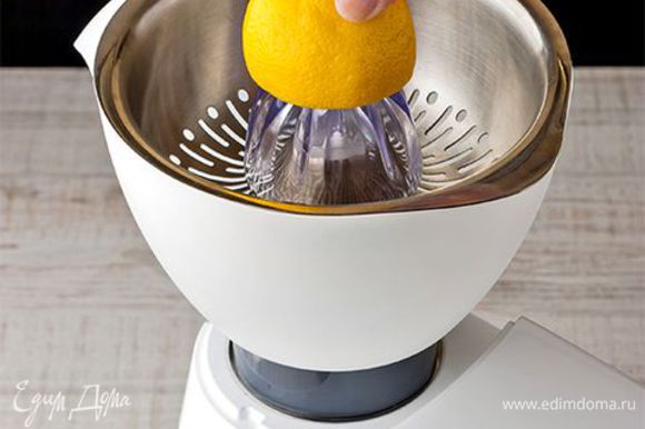 Накануне отварите картофель и яйца. Положите их в холодильник. Прежде всего сделайте заправку. Выжмите сок из лимона привычным способом или же используйте специальную насадку пресс для цитрусовых для кухонной машины KENWOOD, которая поможет значительно сэкономить время.
