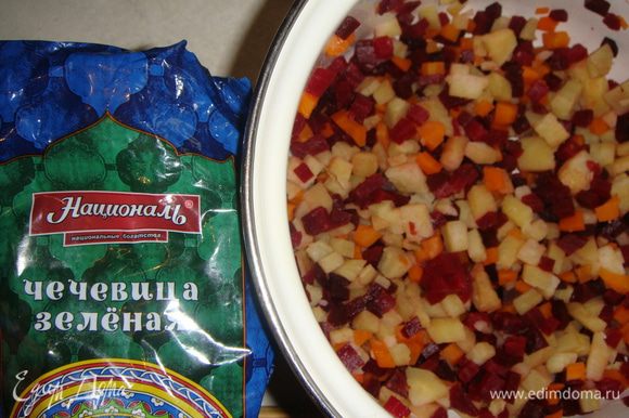 Заранее отваренные овощи почистить. Свеклу, морковь и картофель нарезать кубиками.