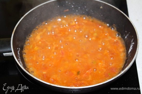 На растительном масле обжариваем до прозрачности лук, морковь. Добавляем томатную пасту.
