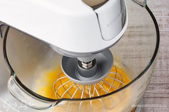 Приготовьте тесто для пирога. Для этого тщательно смешайте сливочное масло, воду, сахар и яйцо. Чтобы масса получилась нужной консистенции и без комочков, используйте кухонную машину KENWOOD с насадкой венчик. Она смешает ингредиенты в считанные секунды.