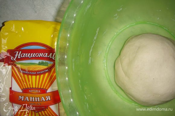 Просеять муку и замесить тесто. Энергично вымесить тесто в течение 5-ти минут. Накрыть тесто пищевой пленкой и оставить в теплом месте на 1 час.