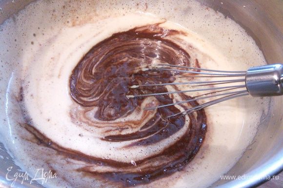 Ввести шоколадную массу, размешать, влить амаретто.