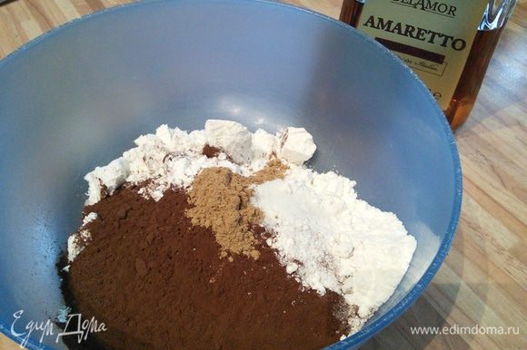 В отдельной миске смешать муку, какао, щепотку соли и корицу.