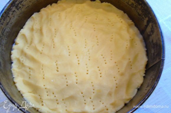 Выложите тесто в форму и разровняйте руками по дну. Наколите вилкой и отправьте выпекаться на 20-25 минут, до золотистого цвета. Остудите минут 15, не вынимая с формы.