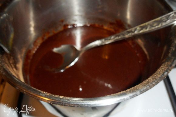Готовим постную шоколадную глазурь. Какао, сахар, растительное масло и 3 столовые ложки воды положить в кастрюльку с толстым дном, хорошо перемешать. Довести до кипения, варить при помешивании примерно 3-5 минут или до легкого загустения. Готовую глазурь полностью остудить.