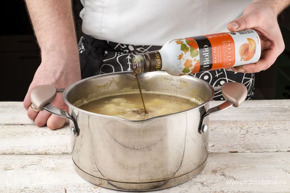 В процессе приготовления добавить в суп специи по вкусу и заправить тыквенным маслом Biolio.