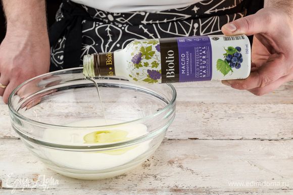 Соединить йогурт и виноградное масло Biolio.