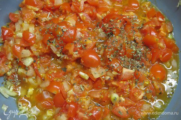 Тимьян освободить от веточек, добавить к помидорам, посолить, поперчить, затем тушить в течение 2–3 минут. Можно использовать сушеный тимьян, если под рукой нет свежего.