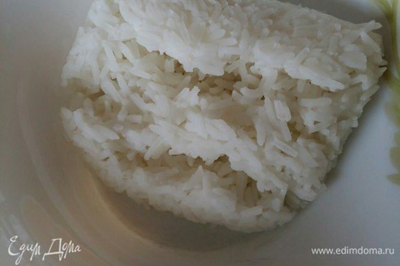 Отдельно сварить в воде 1 пакетик риса (40 граммов). Остудить.