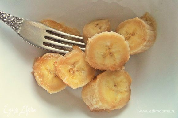 Переспелые бананы 2 шт. размять вилкой.
